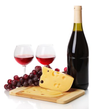 kadehlerin ve izole üzerine beyaz peynir ile büyük şarap şişesi