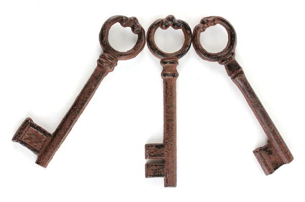 Ett gäng av antika nycklar isolerad på vit — Stockfoto
