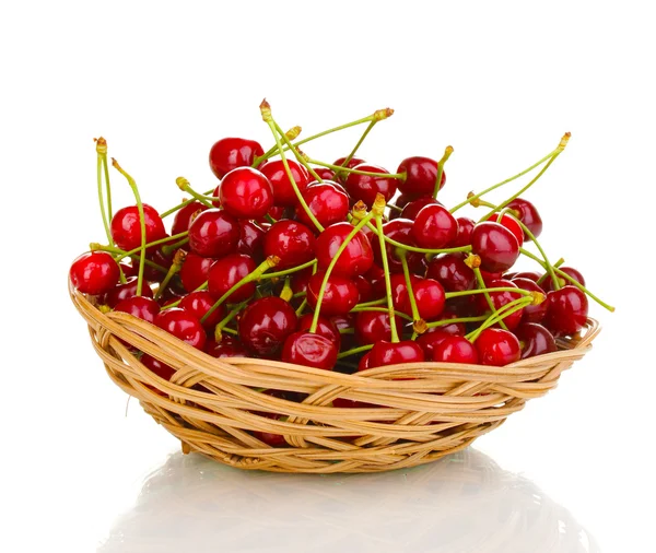 Спелые ягоды вишни в корзине изолированы на белом — стоковое фото