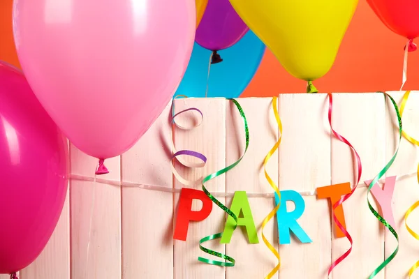 Party. Luftballons auf weißem Holzhintergrund in Nahaufnahme — Stockfoto