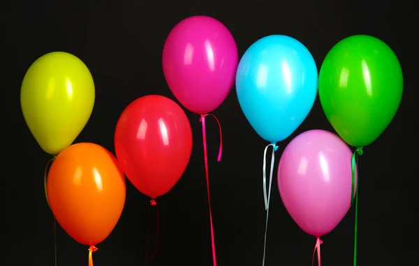 Balões coloridos isolados no fundo preto — Fotografia de Stock