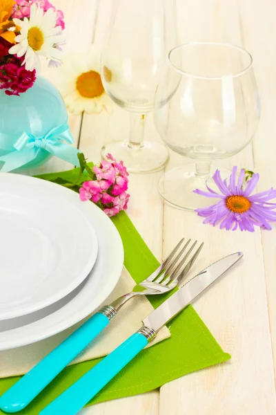 꽃과 함께 아름 다운 휴일 테이블 설정 — 스톡 사진