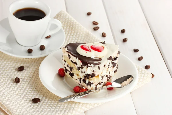 Sladký dort s čokoládou na desku a šálek kávy na dřevěný stůl — Stock fotografie