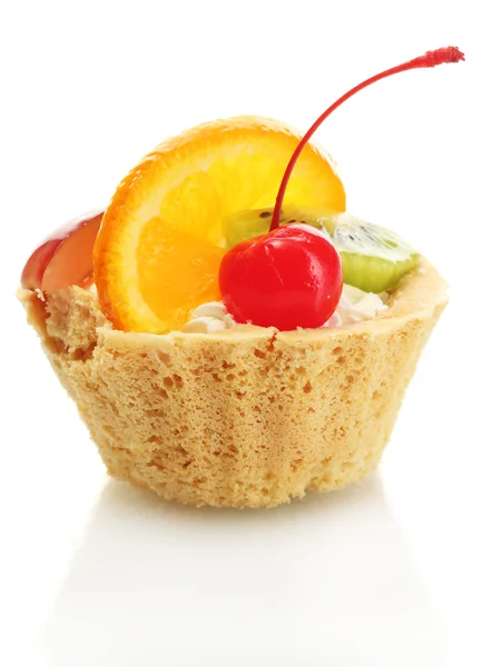 Tatlı kek üzerine beyaz izole meyve ile — Stok fotoğraf