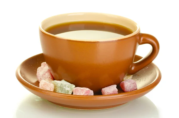 Una tazza di tè con una deliziosa delizia turca isolata sul bianco — Foto Stock