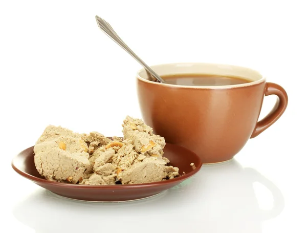 Secangkir teh dan piring dengan halva lezat terisolasi di atas putih — Stok Foto