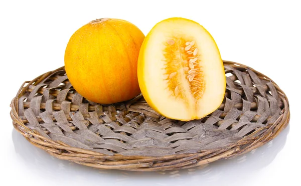Melone maturo su stuoia di vimini isolato su bianco — Foto Stock