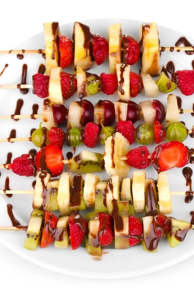 Frutas y bayas mezcladas en brochetas con chocolate de cerca — Foto de Stock