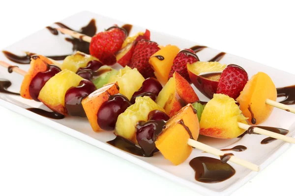 混合されたフルーツおよび果実の白で隔離されるチョコレートの串焼き — ストック写真