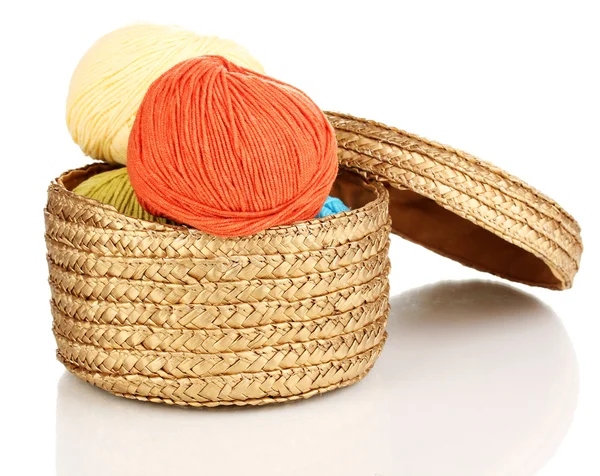 白で隔離されるバスケットの編み糸 — ストック写真
