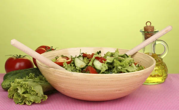 Čerstvý salát s rajčaty a okurkami na zeleném pozadí — Stock fotografie