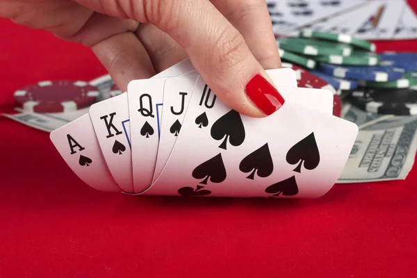 Main de femme tenant des cartes à jouer quinte royale — Photo