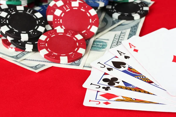 Το κόκκινο πόκερ τραπέζι με τραπουλόχαρτα. ο συνδυασμός της Φουλ — Φωτογραφία Αρχείου