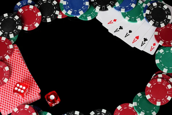 iskambil ve poker fişleri üzerinde arka plan siyah yakın çekim çerçeve yaptı