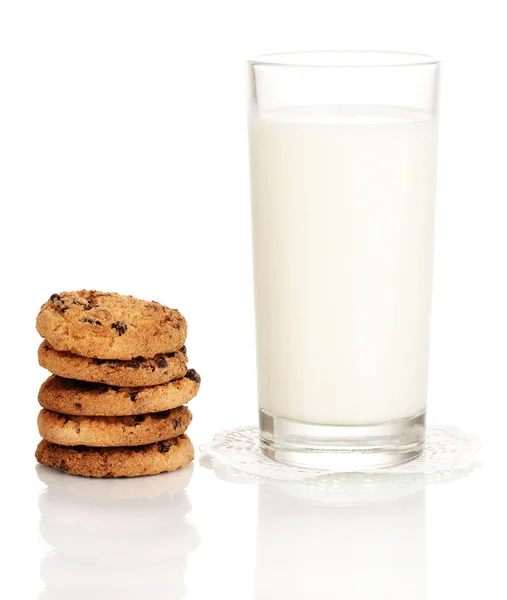 पांढरा वर वेगळे दूध आणि कुकीज ग्लास — स्टॉक फोटो, इमेज