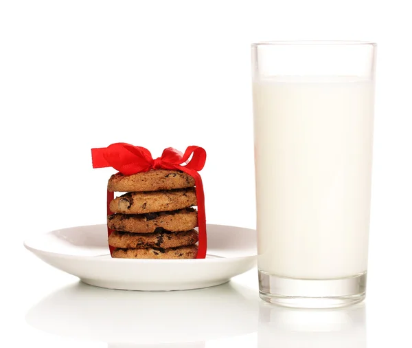 Verre de lait et biscuits isolés sur blanc — Photo