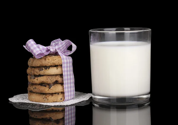 Bardak süt ve kurabiye üzerine siyah izole — Stok fotoğraf