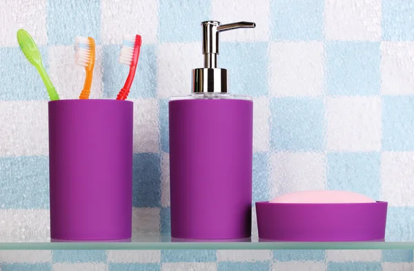 Accesorios de baño en estante en el baño —  Fotos de Stock