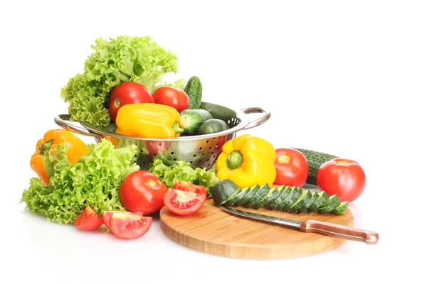 Verse groenten en mes op cutting board geïsoleerd op wit — Stockfoto