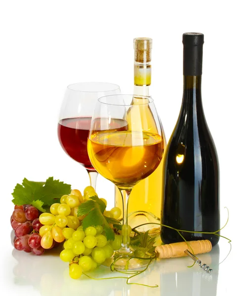 Μπουκάλια και ποτήρια κρασί και ώριμα σταφύλια που απομονώνονται σε λευκό — Φωτογραφία Αρχείου