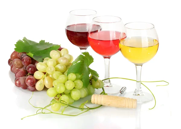 Bicchieri di vino e uva matura isolati su bianco — Foto Stock