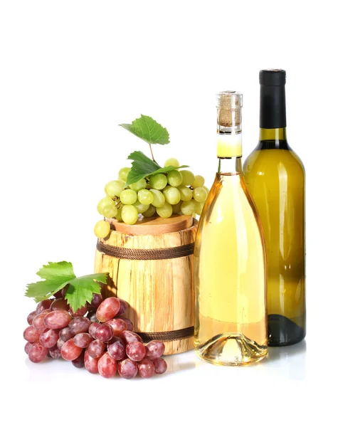 Barril e garrafas de vinho e uvas maduras isoladas a branco — Fotografia de Stock