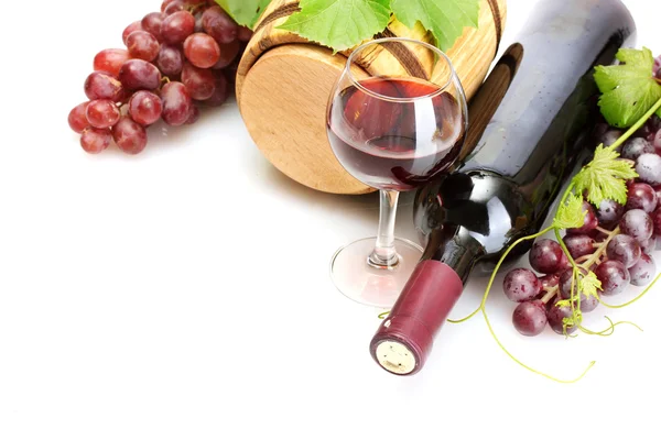 Barril, botellas y copa de vino y uvas maduras aisladas sobre blanco — Foto de Stock