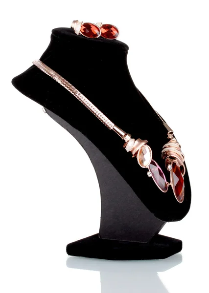 Krásný zlatý náhrdelník s kameny šperky a náušnice na figuríně izolovaných na bílém — Stock fotografie