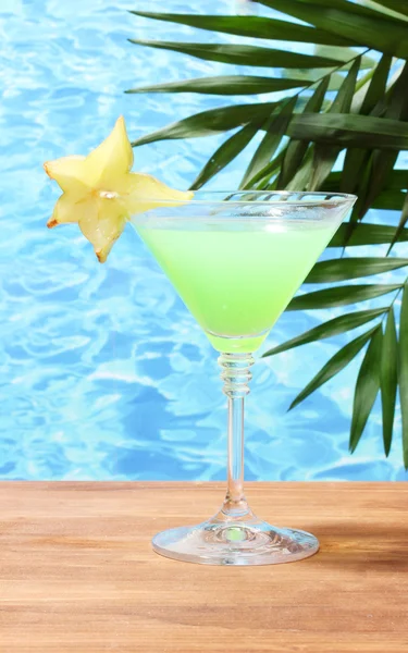 Glas cocktail op blauwe zee achtergrond — Stockfoto