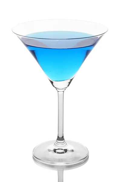 Coquetel azul em vidro martini isolado em branco — Fotografia de Stock