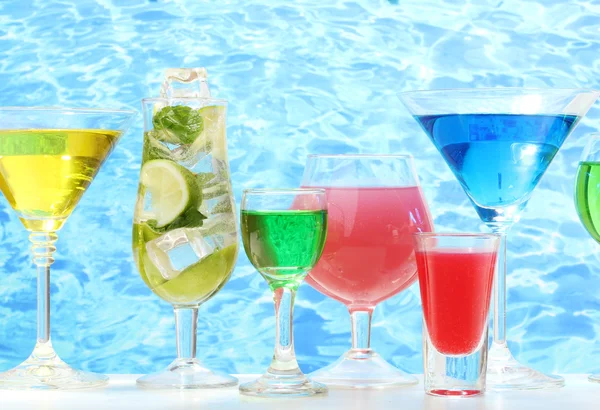 Verres de cocktails sur table sur fond bleu mer — Photo