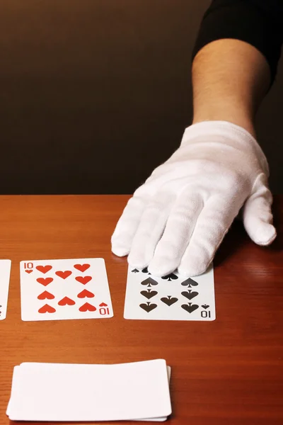茶色の背景のカードと手 — ストック写真