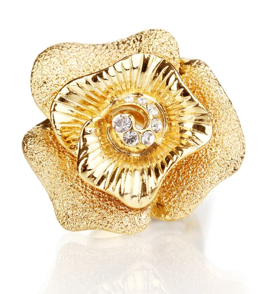 Anello dorato con fiore d'oro e cristalli trasparenti isolati su bianco — Foto Stock