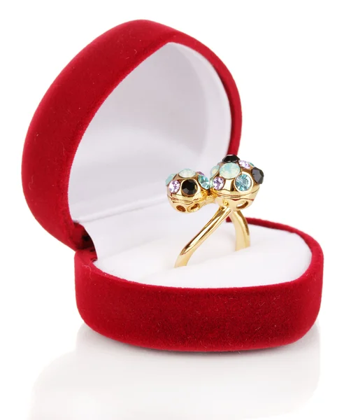 Золотое кольцо с голубым, черным, сиреневым и прозрачным кристаллами в красной бархатной коробке, изолированной на белом — стоковое фото
