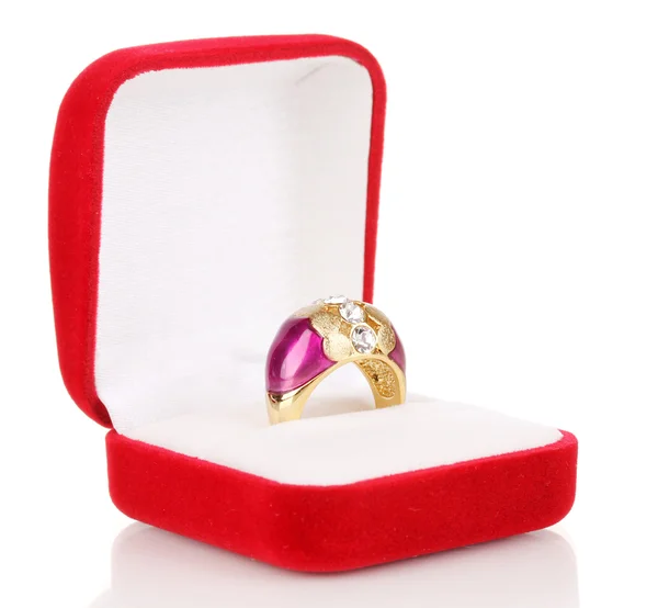 Zlatý prsten s růžové střihu a jasné krystaly v poli červeném sametu izolované na bílém — Stock fotografie