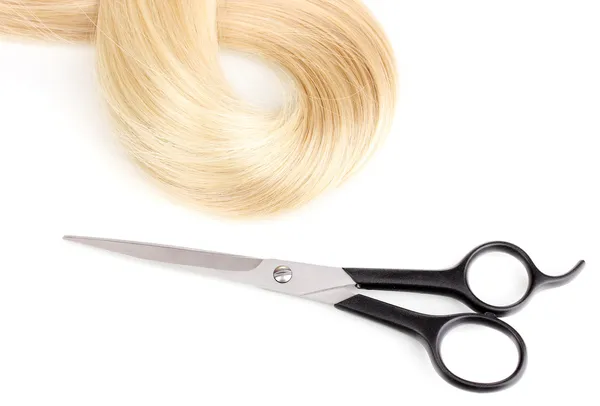 Glänzende blonde Haare und Haarschneidescheren isoliert auf weiß — Stockfoto