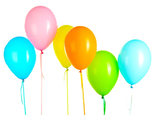 Красочные воздушные шары на белом фоне крупным планом — стоковое фото