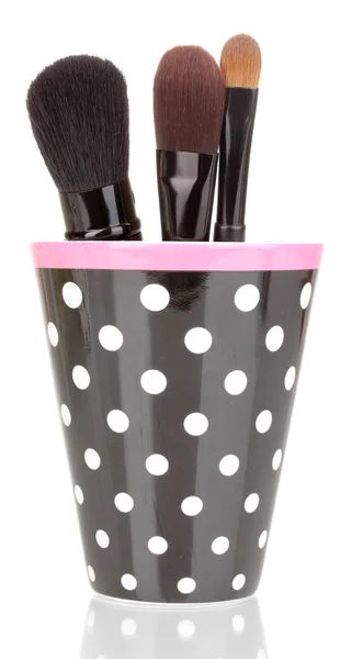 Cosmetische borstels in cup geïsoleerd op wit — Stockfoto