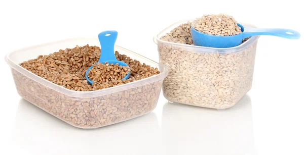 测量勺子和谷物孤立在白色的塑料容器 — 图库照片