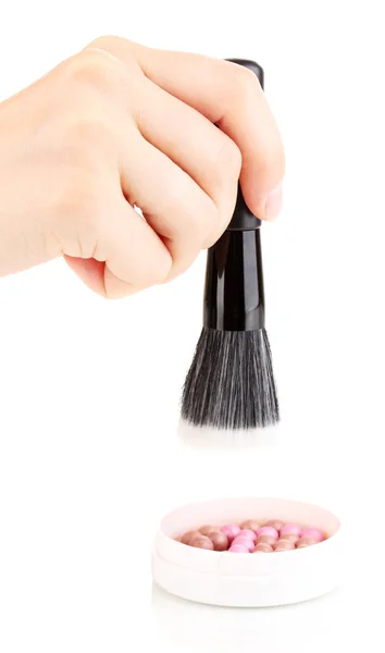Cepillo negro para maquillaje con bolas de polvo en mano aisladas en blanco —  Fotos de Stock