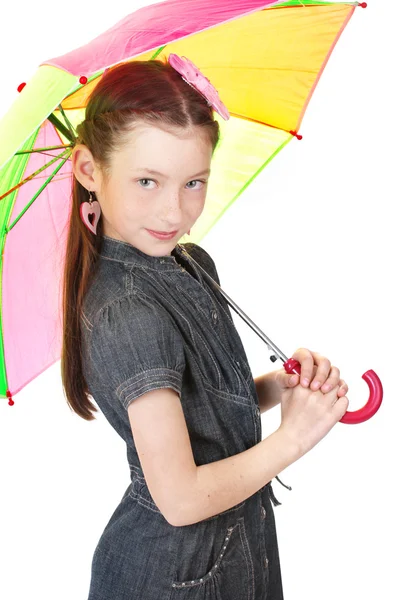 Güzel küçük bir kız üzerinde beyaz izole şemsiye ile portresi — Stok fotoğraf