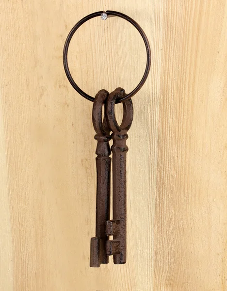 Pęk kluczy na drewniane tła — Zdjęcie stockowe
