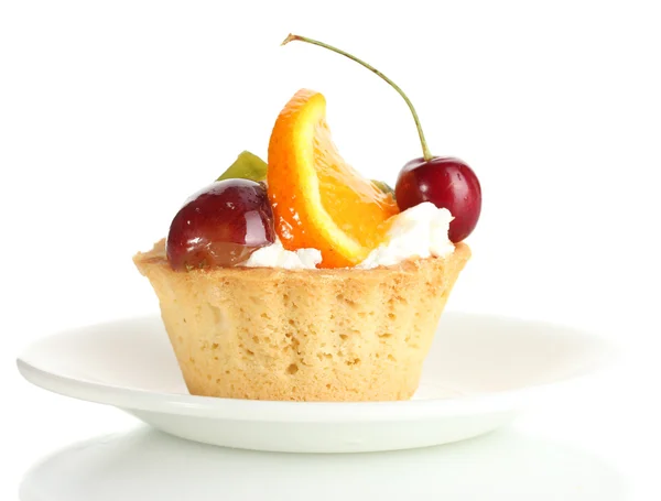 孤立在白色的板上水果的甜蛋糕 — 图库照片