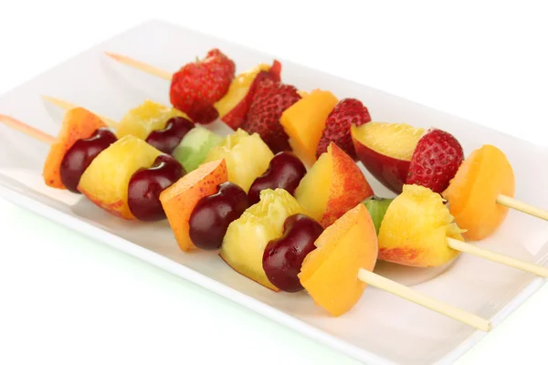Gemengd fruit en bessen brochettes geïsoleerd op wit — Stockfoto