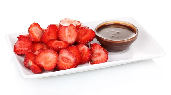 Świeże truskawki na płytce z czekolady na białym tle — Zdjęcie stockowe