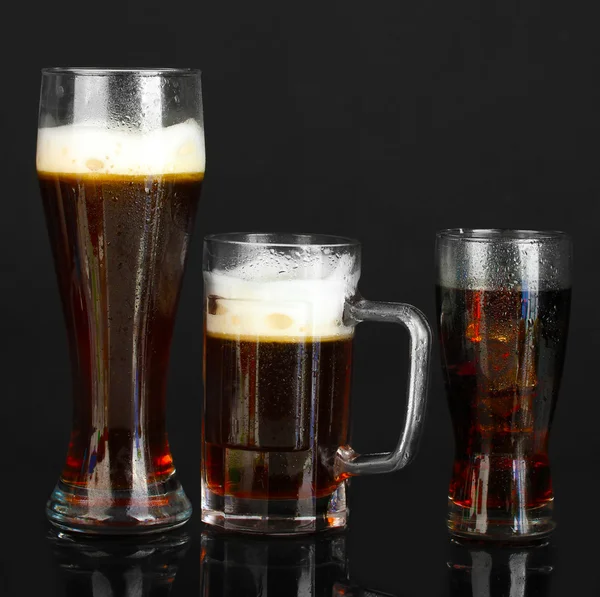 Erfrischungen - Bier, Cola und Kvass isoliert auf schwarz — Stockfoto