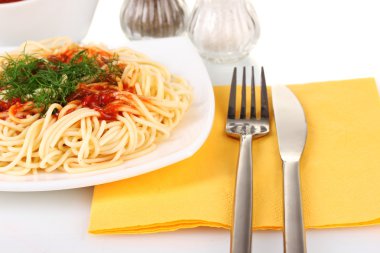 Beyaz arka plan yakın çekim üzerinde domates soslu lezzetli pişmiş spagetti bileşimi