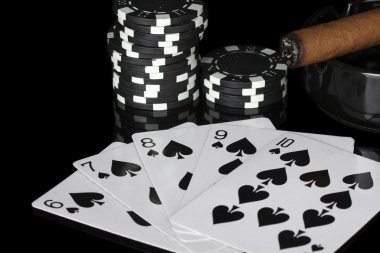 arka plan siyah yakın çekim üzerinde poker fişleri ile sıralı floş