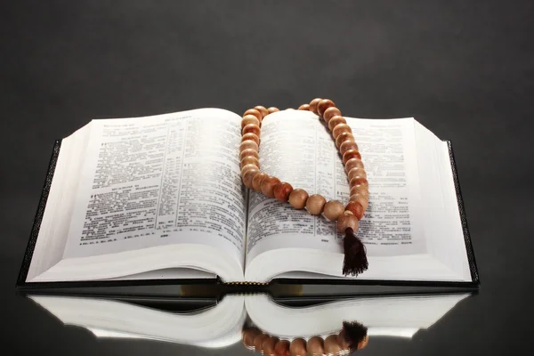 黒い backround で木製の数珠とロシア オープン聖書 — ストック写真