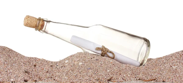 Garrafa de vidro com nota dentro na areia no fundo branco — Fotografia de Stock